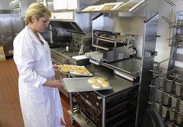 麥(mai)當勞(lao)價(jia)格調整背(bei)後 從(cong)全球視角(jiao)看(kan)快(kuai)餐食品(pin)的(de)工(gong)業化(hua)生產(chan)