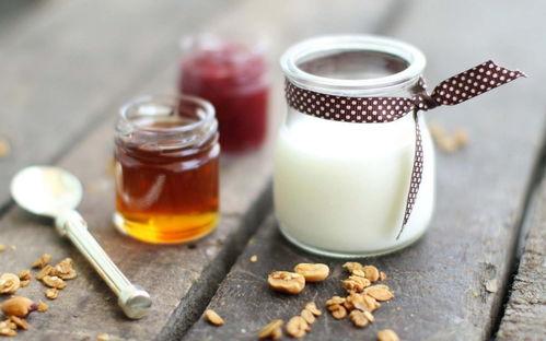 深(shen)夜能(neng)量(liang)加(jia)油站(zhan) 熬夜(ye)族(zu)必備(bei)的(de)飲品(pin)與(yu)輕食(shi)清(qing)單